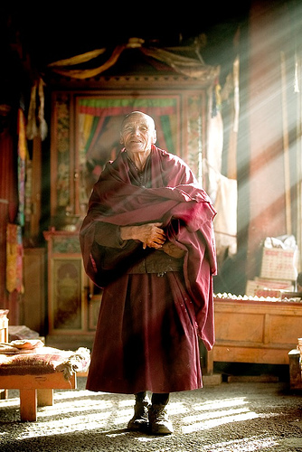 tibet-monk-sunrays tibet-monk-sunrays